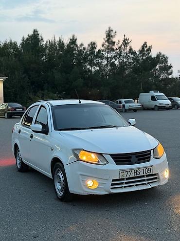 turbo az gaz 24: Ağ rəngli sedan, “Limited Edition” arxa nişanlaması ilə. Kompakt — 3