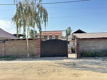 Продается частный дом с большим двором и хозяйственными постройками at lalafo.kg Продается частный дом с большим двором и хозяйственными постройками