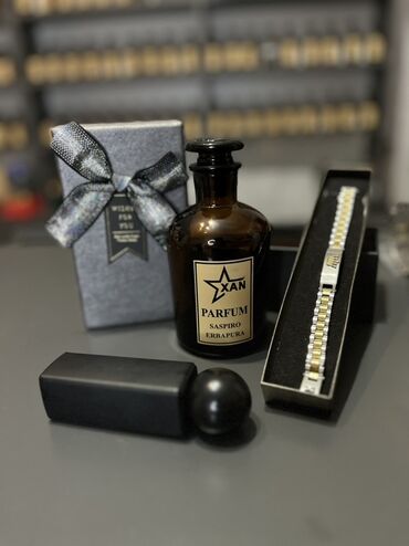 Bu dəstə tünd qəhvəyi şüşədə "XAN PARFUM SASPIRO ERRAPURA" ətri, qara