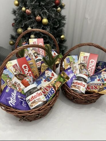 Ёлки: Искусственная новогодняя ёлка с шишками и ягодами, на металлической — 7