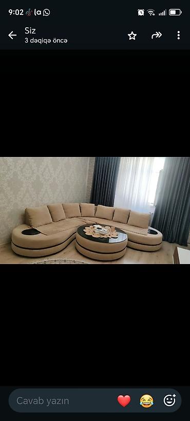 Bej rəngli, L/yarımdairə formalı yumşaq künc divan və uyğun orta stol