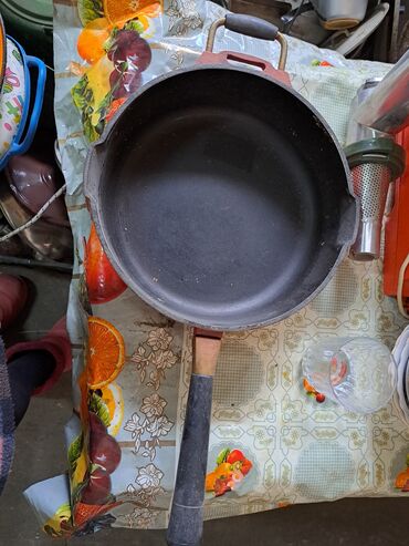 Сковородки: Антипригарные сковорода блестящая по 900 сомчерная уже продана. Яйца — 9