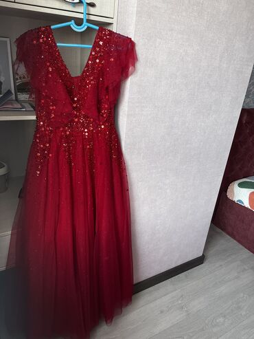 красное платье в пол с разрезом: Вечернее платье