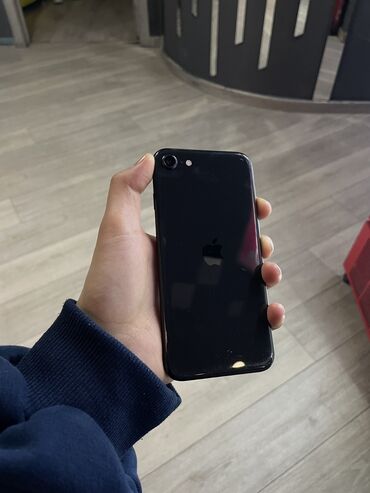 Apple iPhone: IPhone SE 2020, Б/у, 64 ГБ, Jet Black, Защитное стекло, Чехол, 77 %
