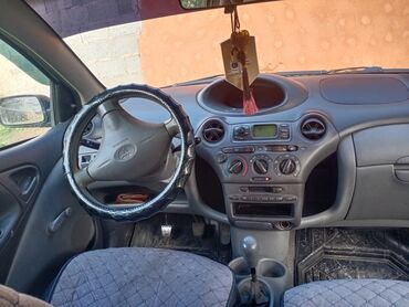 машины дешёвые: Toyota Yaris: 1999 г., 1 л, Механика, Бензин