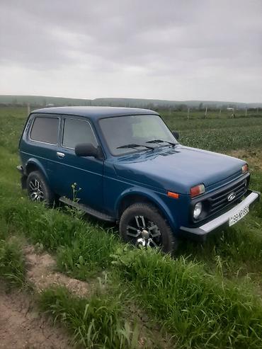 фургоны категории б: LADA Niva 4x4, mavi rəngli, 3 qapılı ofroud krossover. Xüsusiyyətlər — 3