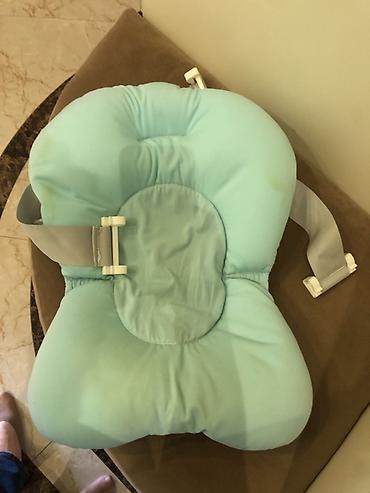 Körpə üçün yumşaq hamam oturacağı təqdim olunur. Məhsul açıq mavi