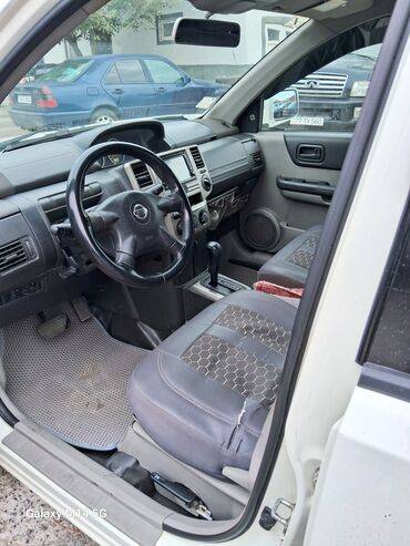 Nissan: Ağ rəngli kompakt krossover/SUV. Xüsusiyyətlər: - Kuzov: 5 qapılı — 8