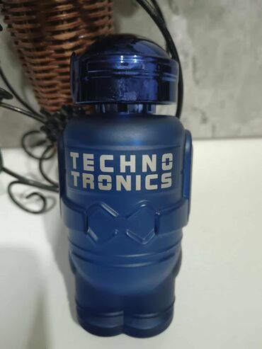 Parfemi: Crna bočica parfema Versace Crystal Noir sa fasetiranim čepom u obliku — 10