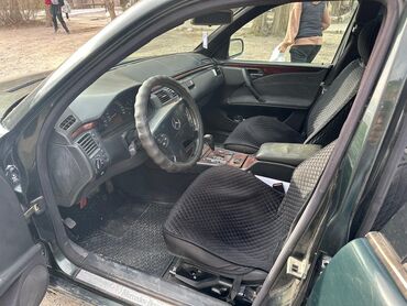 полик на мерседес: Седан Mercedes-Benz E-класса темно-зеленого цвета, с четырьмя дверями