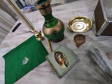 Qəlyanlar və tütün qızdırıcıları: Şüşə-nərgilə dəsti Tərkib: - Yaşıl və qızılı bəzəkli şüşə kolba - — 4