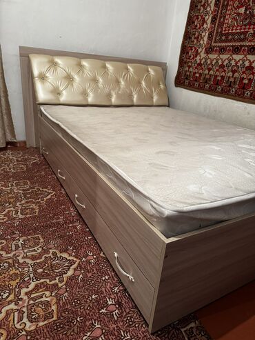 кровать деревянная: Полуторная Кровать, Б/у