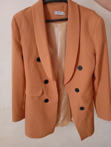 böyük ölçülü qadın kardiqanları: Blazer formal və yarı-formal vəziyyətlər üçün uyğun olan çox yönlü