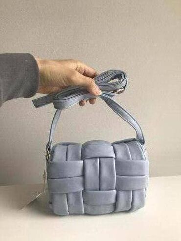 Handbags: Primark torba sa etiketom . Manjih dimenzija, ali nije pljosnta pa