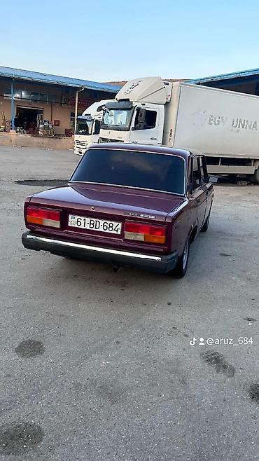 disk 17 lik: VAZ 2107 sedan – tünd albalı rəngdə klassik model. Texniki və dizayn — 2
