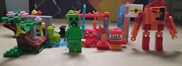 Oyuncaqlar: Minecraft Lego dəsti, tərkibində bir neçə müxtəlif fiqur və quruluş