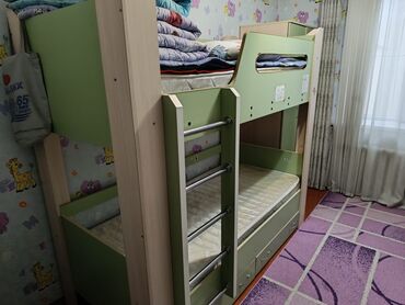 двухярустный кровать: Детский гарнитур, цвет - Зеленый, Б/у