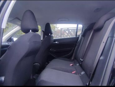 Peugeot: Crni Peugeot 308, kompaktan automobil pogodan za gradsku vožnju i duža — 5