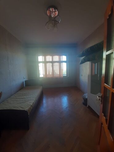 Otaqların satışı: Satılır: işıqlı, geniş zal otağı Bakıxanovda İcranın arxasında 7/9 — 6