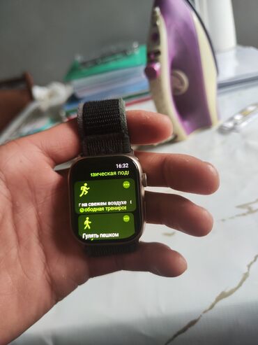 срочно продаю в связи с переездом: Умные часы Apple с прямоугольным дисплеем и корпусом золотистого