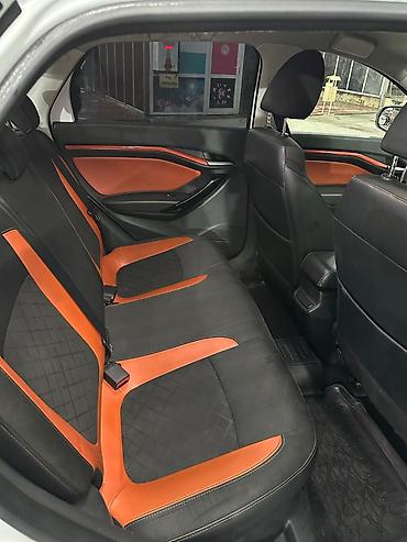 corolla cros: Lada Vesta SW Cross – ağ rəngli, şəhər və ailə istifadəsi üçün praktik — 7