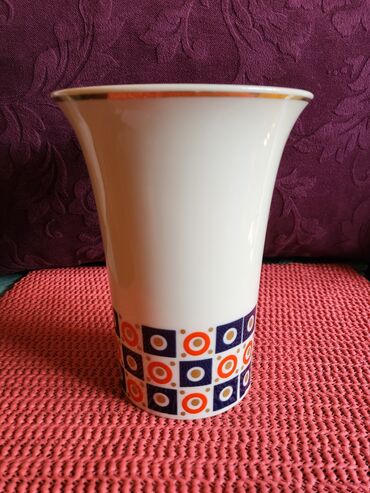 Stare vaze i dekor: Vaza nova porcelanska 70te. Visina. 15cm. Stopa. 7cm — 1