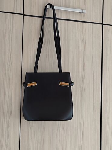 кошельки кожанные: Продаю сумочку кожанную, черную, формовую. Сделано во Франции. Куплена