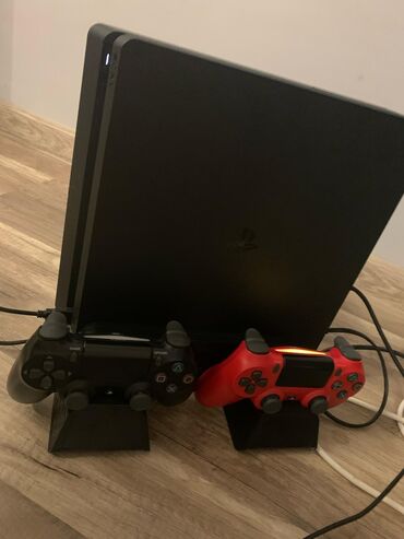 ps4 aliram: Playstation 4slim 1 tb soyuducu ve zaryatka standi alinib 2 eded