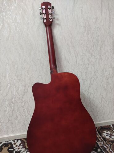 гитара 41 размер: Акустическая гитара в хорошем состоянии 
Размер 41
В подарок чехол
