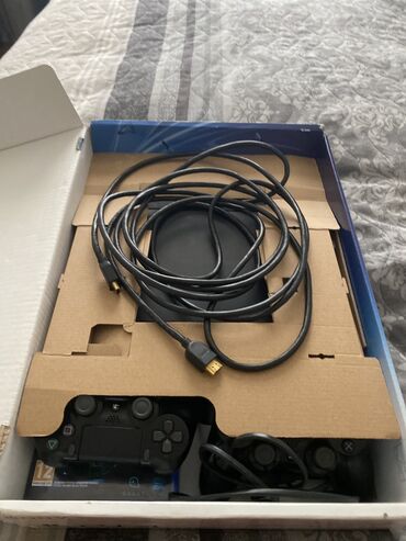 ps4 satılır: 280 AZN 4 oyun, 2 orijinal, 1 A-class pultla satılır. Oyunlar: NFS