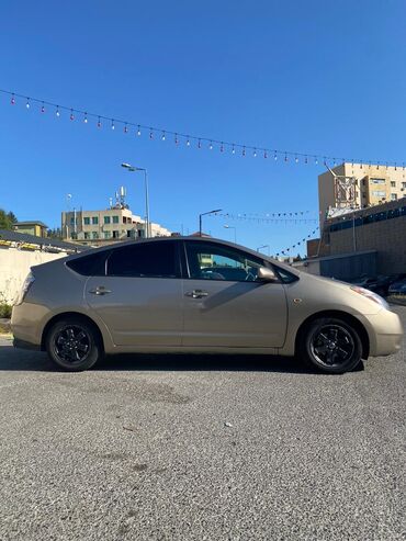 qapi zili: Toyota Prius (2-ci Nəsil) – Səmərəli Hibrid Avtomobil Bu Toyota Prius