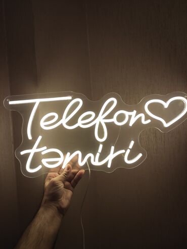 reklam tablosu: Neon reklam işığı. "Telefon təmiri" yazısıdır. 60 sm-dir uzunluğu