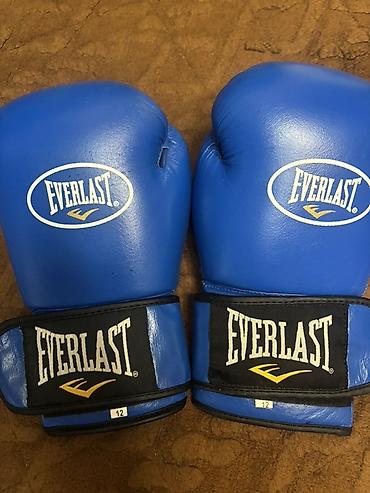 Перчатки: Боксерские перчатки Everlast, синий цвет. - Вес/размер: 12 oz — 4