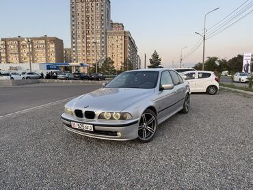 BMW: Автомобиль BMW 5 серии в серебристом цвете. Этот седан отличается