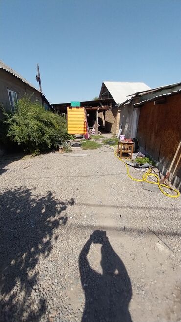 продается дом совхоз ала тоо: Дом, 57 м², 2 комнаты, Риэлтор, Старый ремонт