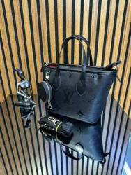 Putni koferi i torbe: Torbe
Cena:4400 din

Veličina:30x20cm
Svaka torba ima serijski broj — 9