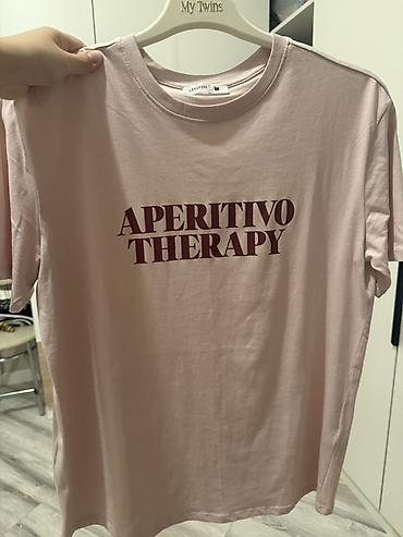 opel t: Qadın T‑şörtü – “APERITIVO THERAPY” yazılı - Rəng: açıq pudra/çəhrayı — 1