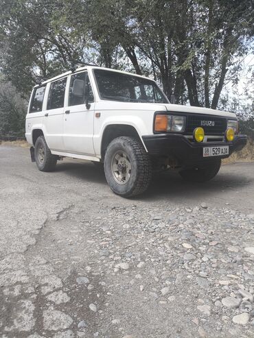 бузук машиналар: Белый внедорожник Isuzu Trooper с левым расположением руля, оснащенный