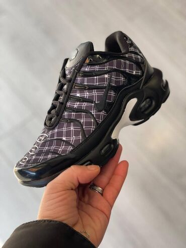 Patike: Nike air max tn patike 

Novo
Brojevi 36 do 46

fb Moja Kupovina 1 — 4