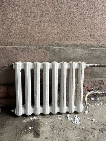 батареи биметалл: Чугунная секционная батарея отопления (радиатор), окрашенная белой