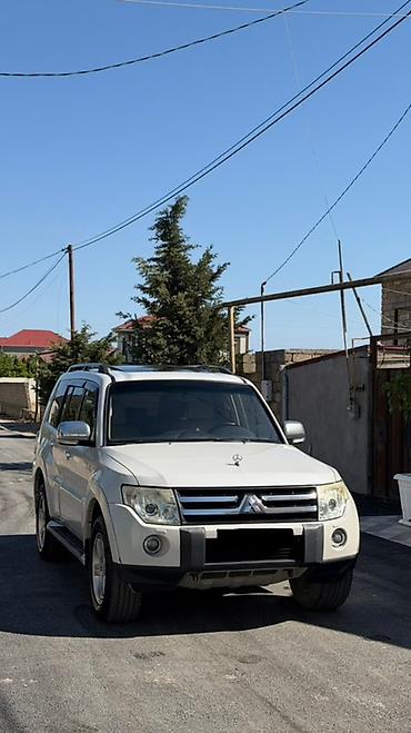 pajero mini: Mitsubishi Pajero (IV nəsil) – ağ rəngli, tam ölçülü 4x4 SUV. Əsas — 2