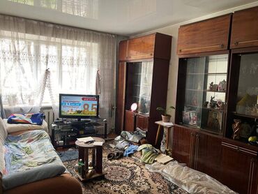 квартира в ахунбаева: 3 комнаты, 56 м², Хрущевка, 1 этаж, Старый ремонт