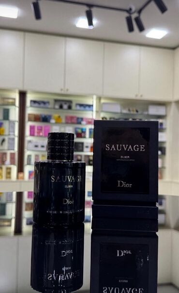 Dior brendinin Sauvage Elixir ətiri, tünd rəngli şüşə qabda təqdim
