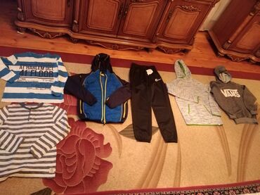 Köynəklər: 11-12 yawa. Biri 5-10manat. Bezilerini tezedir — 1