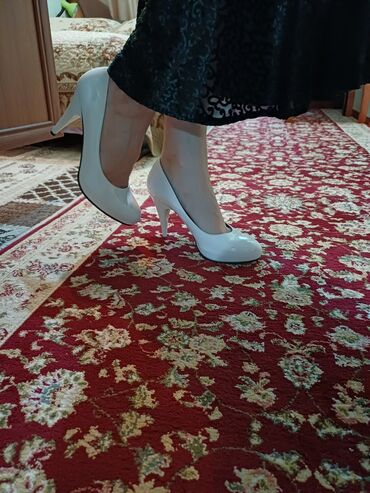 обувь белая: Туфли 38.5, цвет - Белый