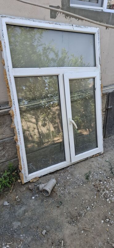 Пластиковые окна: Ağ rəngdə, ikili şüşəli PVC pəncərə. Yuxarı hissədə sabit şüşə paneli