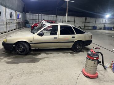 машина на колесах: Opel Vectra: 1991 г., 1.6 л, Механика, Бензин, Хэтчбэк
