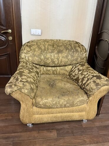 Мягкие кресла: Просторный трехместный диван и два кресла с обивкой из ткани цвета — 6