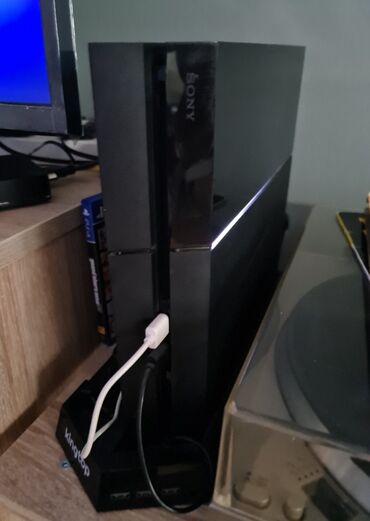 подставки для телевизоров: Игровая консоль Sony PlayStation 4 в черном цвете. Консоль имеет