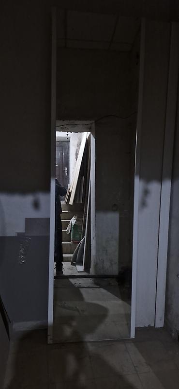 Зеркала: Напольное зеркало в узкой белой раме, цельная задняя стенка. Размер — 2